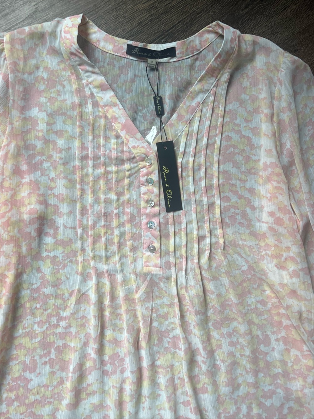 Rose & Olive Pink and Cream Pintuck V-Neck Tunic size 1X - Picture 3 of 6